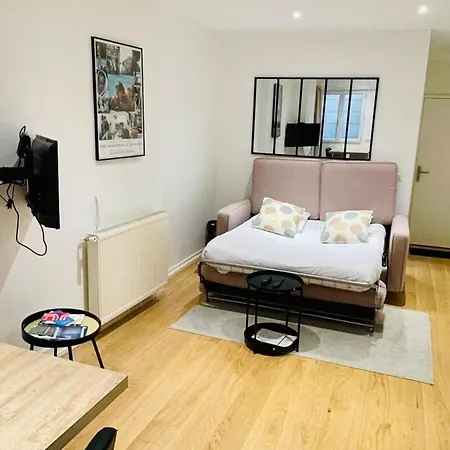 Furnished Studio In The Center Of Cultural Life Apartament